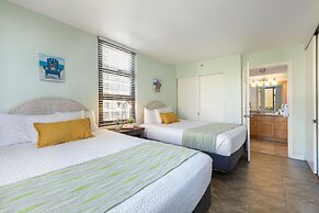 Light & Airy 8th Floor Ocean View Condo with Lanai and FREE Parking! b