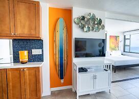 Artsy 32nd Floor Condo with Modern Furnishings & Gorgeous Ocean Views 