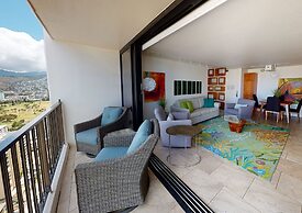 Artsy 32nd Floor Condo with Modern Furnishings & Gorgeous Ocean Views 