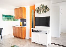 Artsy 32nd Floor Condo with Modern Furnishings & Gorgeous Ocean Views 