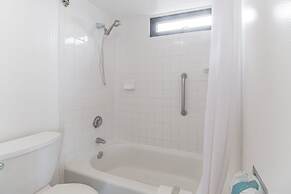 Artsy 32nd Floor Condo with Modern Furnishings & Gorgeous Ocean Views 