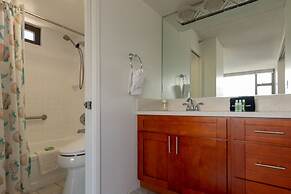 21st Floor Condo With View of Ko'olau Mountains and the Ala Wai Canal 