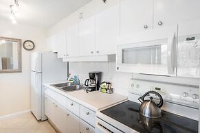 21st Floor Condo With View of Ko'olau Mountains and the Ala Wai Canal 