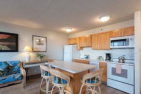 21st Floor Condo With View of Ko'olau Mountains and the Ala Wai Canal 