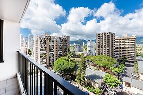 21st Floor Condo With View of Ko'olau Mountains and the Ala Wai Canal 