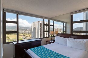 21st Floor Condo With View of Ko'olau Mountains and the Ala Wai Canal 