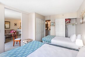 21st Floor Condo With View of Ko'olau Mountains and the Ala Wai Canal 