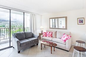 21st Floor Condo With View of Ko'olau Mountains and the Ala Wai Canal 