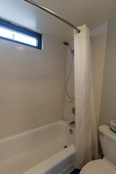 21st Floor Condo With View of Ko'olau Mountains and the Ala Wai Canal 