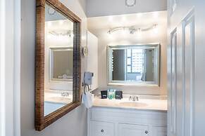 21st Floor Condo With View of Ko'olau Mountains and the Ala Wai Canal 