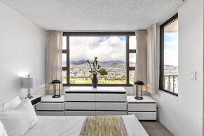 21st Floor Condo With View of Ko'olau Mountains and the Ala Wai Canal 