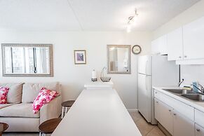 21st Floor Condo With View of Ko'olau Mountains and the Ala Wai Canal 