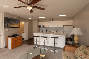 21st Floor Condo With View of Ko'olau Mountains and the Ala Wai Canal 