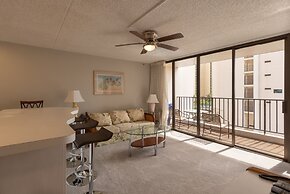 21st Floor Condo With View of Ko'olau Mountains and the Ala Wai Canal 