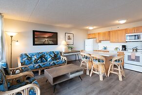 21st Floor Condo With View of Ko'olau Mountains and the Ala Wai Canal 