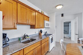 21st Floor Condo With View of Ko'olau Mountains and the Ala Wai Canal 