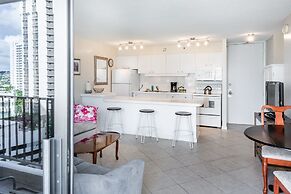 21st Floor Condo With View of Ko'olau Mountains and the Ala Wai Canal 