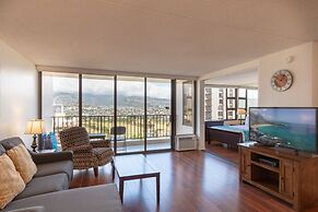 21st Floor Condo With View of Ko'olau Mountains and the Ala Wai Canal 