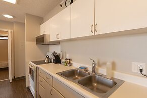 21st Floor Condo With View of Ko'olau Mountains and the Ala Wai Canal 