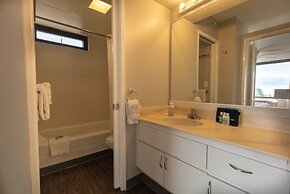 21st Floor Condo With View of Ko'olau Mountains and the Ala Wai Canal 