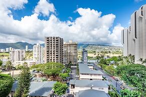 21st Floor Condo With View of Ko'olau Mountains and the Ala Wai Canal 