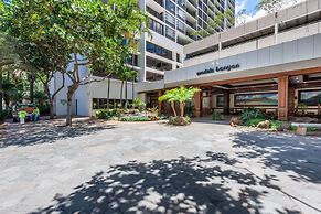 21st Floor Condo With View of Ko'olau Mountains and the Ala Wai Canal 