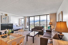 21st Floor Condo With View of Ko'olau Mountains and the Ala Wai Canal 