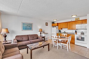 21st Floor Condo With View of Ko'olau Mountains and the Ala Wai Canal 