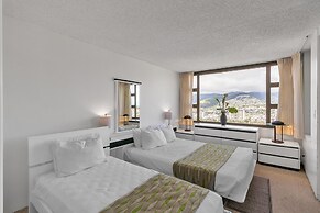 21st Floor Condo With View of Ko'olau Mountains and the Ala Wai Canal 