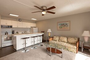 21st Floor Condo With View of Ko'olau Mountains and the Ala Wai Canal 