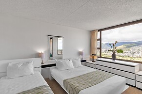 21st Floor Condo With View of Ko'olau Mountains and the Ala Wai Canal 