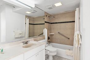 21st Floor Condo With View of Ko'olau Mountains and the Ala Wai Canal 