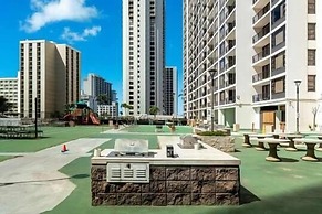 21st Floor Condo With View of Ko'olau Mountains and the Ala Wai Canal 