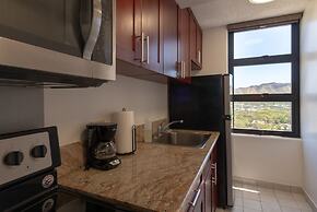21st Floor Condo With View of Ko'olau Mountains and the Ala Wai Canal 
