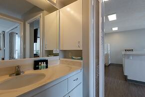 21st Floor Condo With View of Ko'olau Mountains and the Ala Wai Canal 