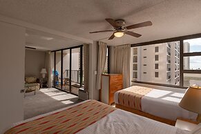 21st Floor Condo With View of Ko'olau Mountains and the Ala Wai Canal 