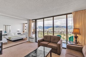 21st Floor Condo With View of Ko'olau Mountains and the Ala Wai Canal 