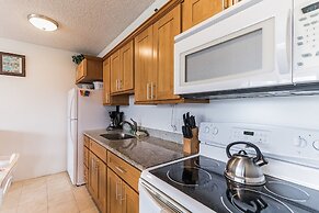 21st Floor Condo With View of Ko'olau Mountains and the Ala Wai Canal 