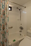 21st Floor Condo With View of Ko'olau Mountains and the Ala Wai Canal 