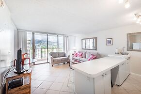 21st Floor Condo With View of Ko'olau Mountains and the Ala Wai Canal 