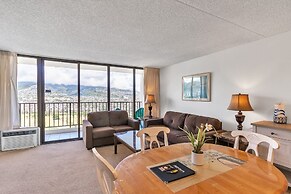 21st Floor Condo With View of Ko'olau Mountains and the Ala Wai Canal 