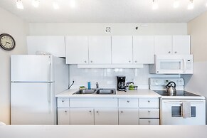 21st Floor Condo With View of Ko'olau Mountains and the Ala Wai Canal 