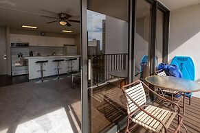 21st Floor Condo With View of Ko'olau Mountains and the Ala Wai Canal 