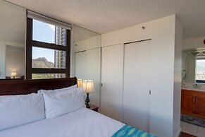 21st Floor Condo With View of Ko'olau Mountains and the Ala Wai Canal 