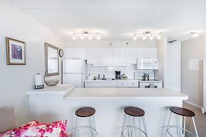 21st Floor Condo With View of Ko'olau Mountains and the Ala Wai Canal 