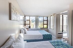 21st Floor Condo With View of Ko'olau Mountains and the Ala Wai Canal 