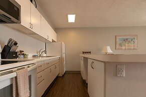 21st Floor Condo With View of Ko'olau Mountains and the Ala Wai Canal 