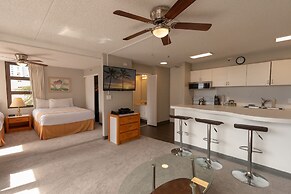 21st Floor Condo With View of Ko'olau Mountains and the Ala Wai Canal 