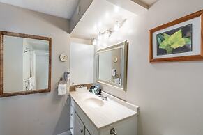 21st Floor Condo With View of Ko'olau Mountains and the Ala Wai Canal 