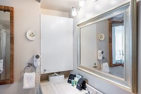 21st Floor Condo With View of Ko'olau Mountains and the Ala Wai Canal 